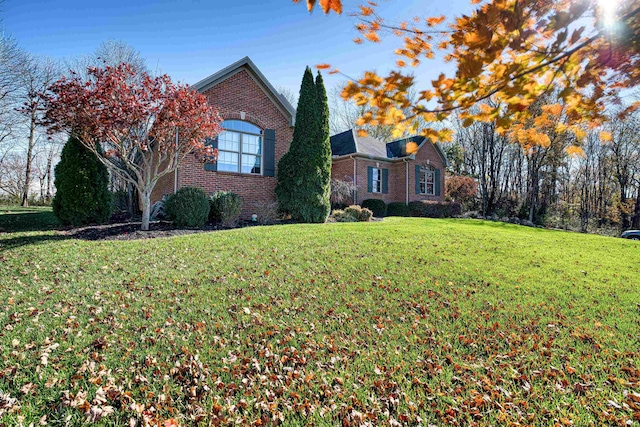 view of front facade featuring a front lawn