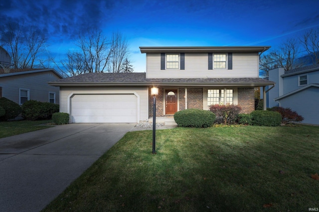 view of front property featuring a lawn and a garage