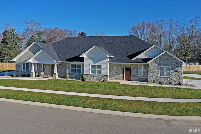 view of front of property featuring a front lawn