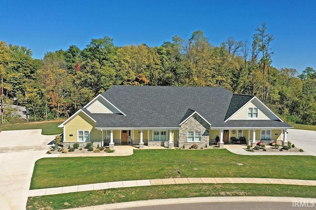 view of front of property featuring covered porch and a front yard