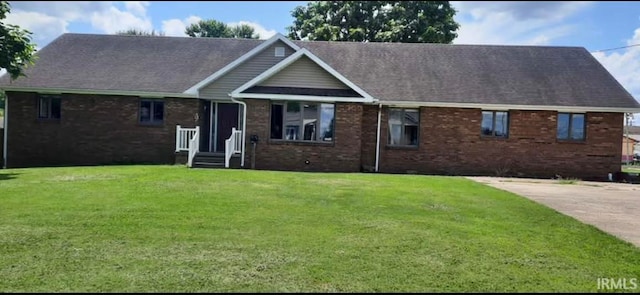 view of front of property featuring a front yard