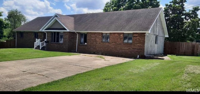 view of front of home with a front lawn