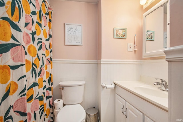 bathroom with a shower with curtain, vanity, and toilet