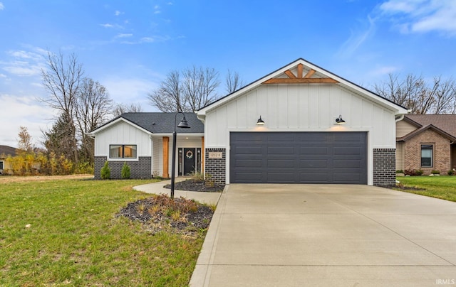 view of front facade featuring a garage and a front lawn