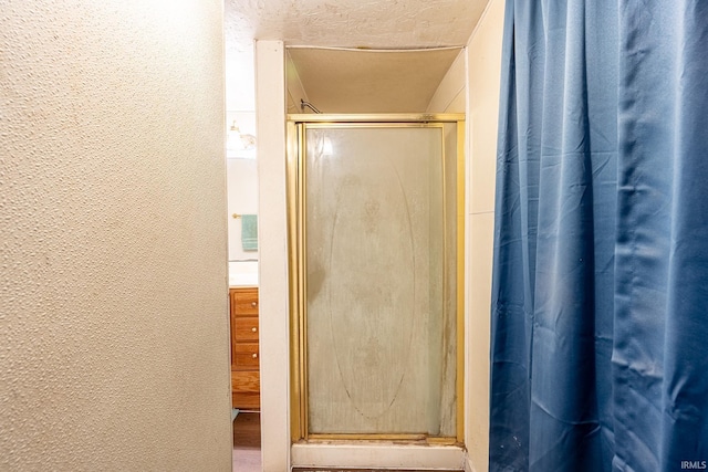 bathroom featuring a shower with shower curtain