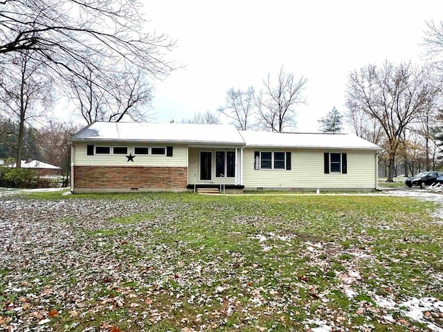 single story home with a front lawn