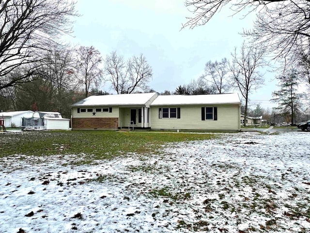 view of front of home featuring a lawn