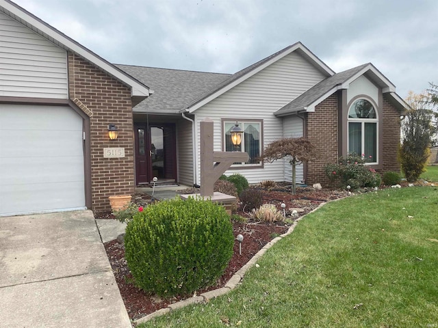 ranch-style home featuring a front lawn