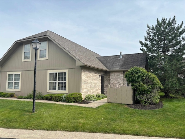 view of front of property with a front yard