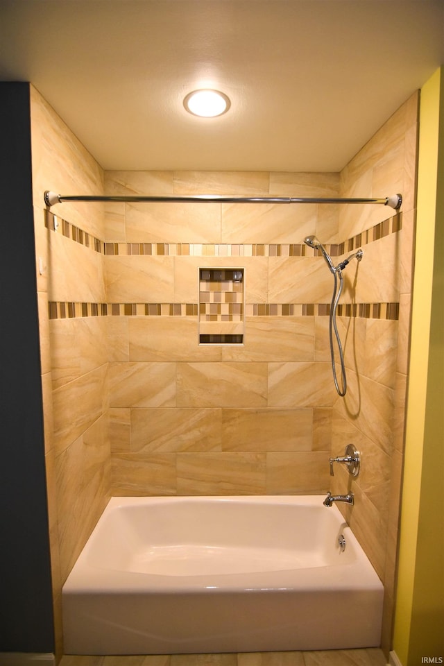 bathroom with tiled shower / bath combo