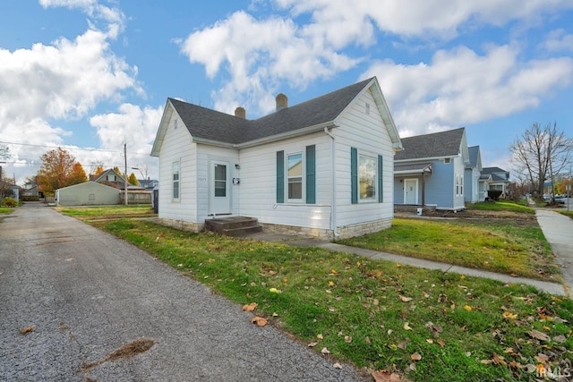 view of front of property with a front yard