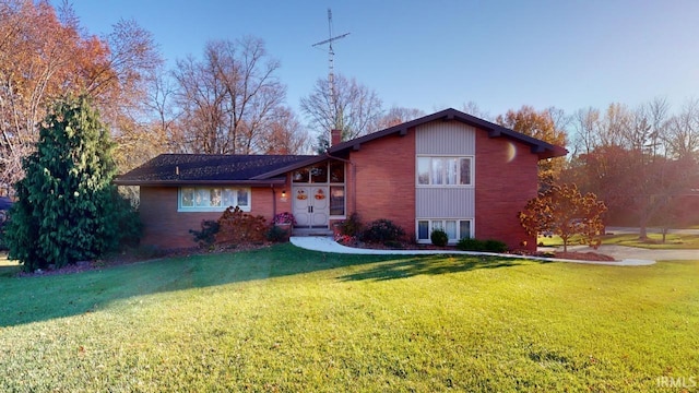 view of front of property featuring a front yard