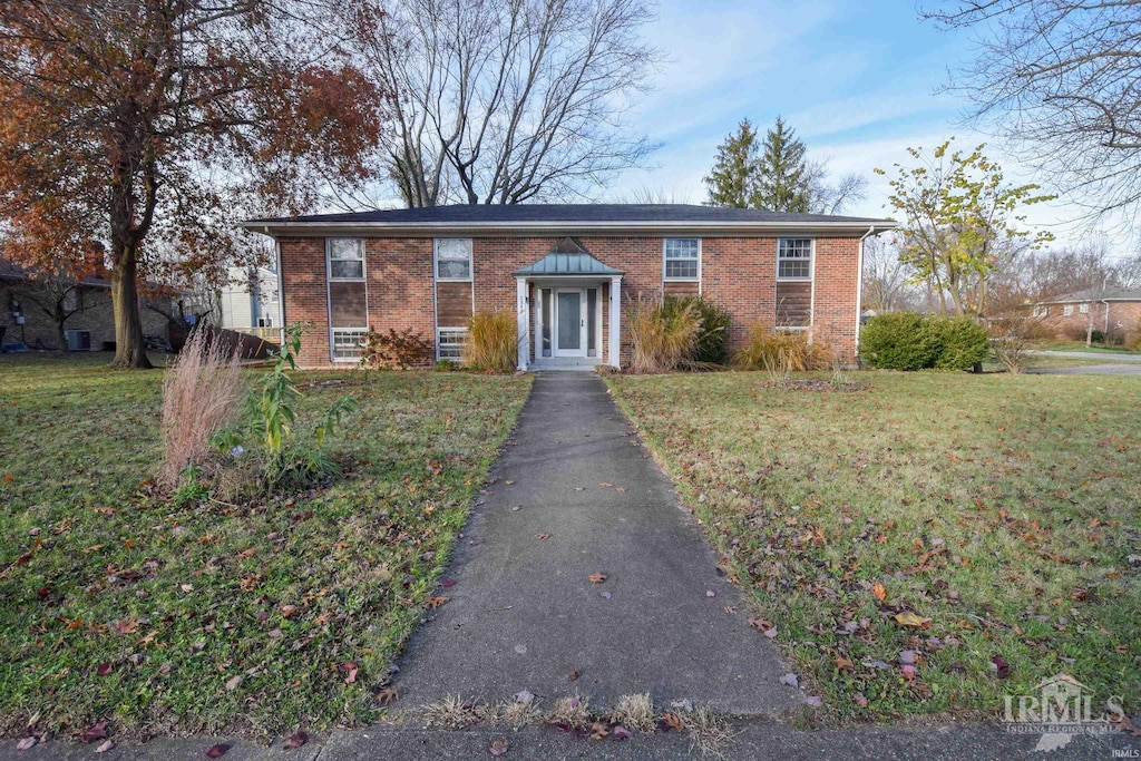 view of front of house featuring a front yard