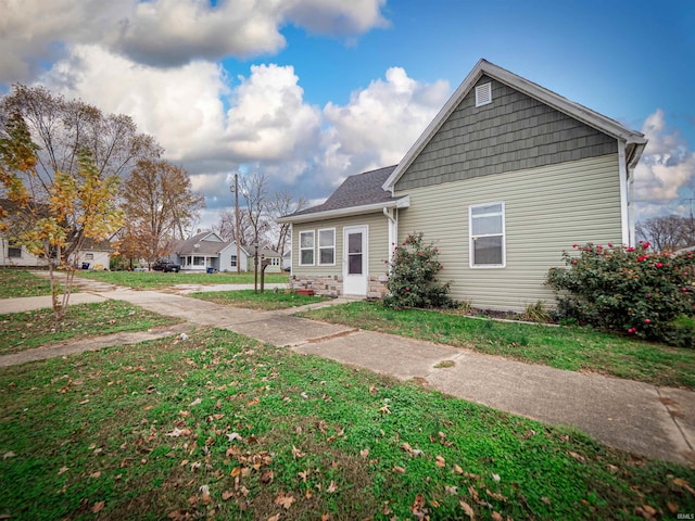 view of front facade with a front yard