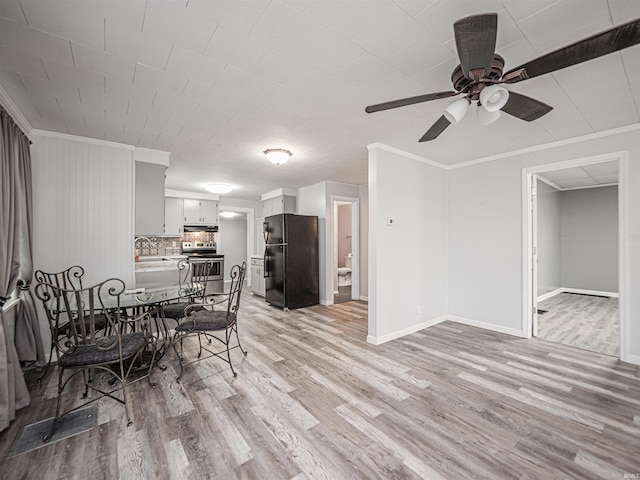 dining space with ceiling fan, light wood-type flooring, and ornamental molding