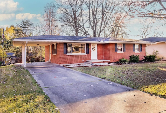 ranch-style home featuring a front lawn and a carport