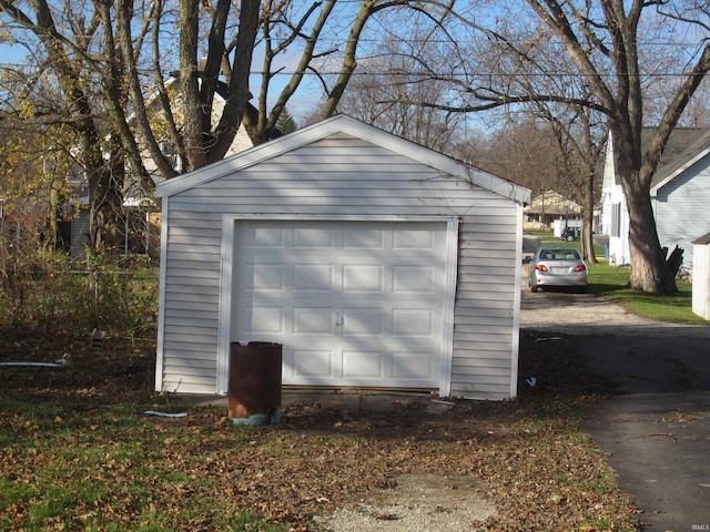 1314 S Boots St, Marion, IN 46953 - detached garage with driveway
