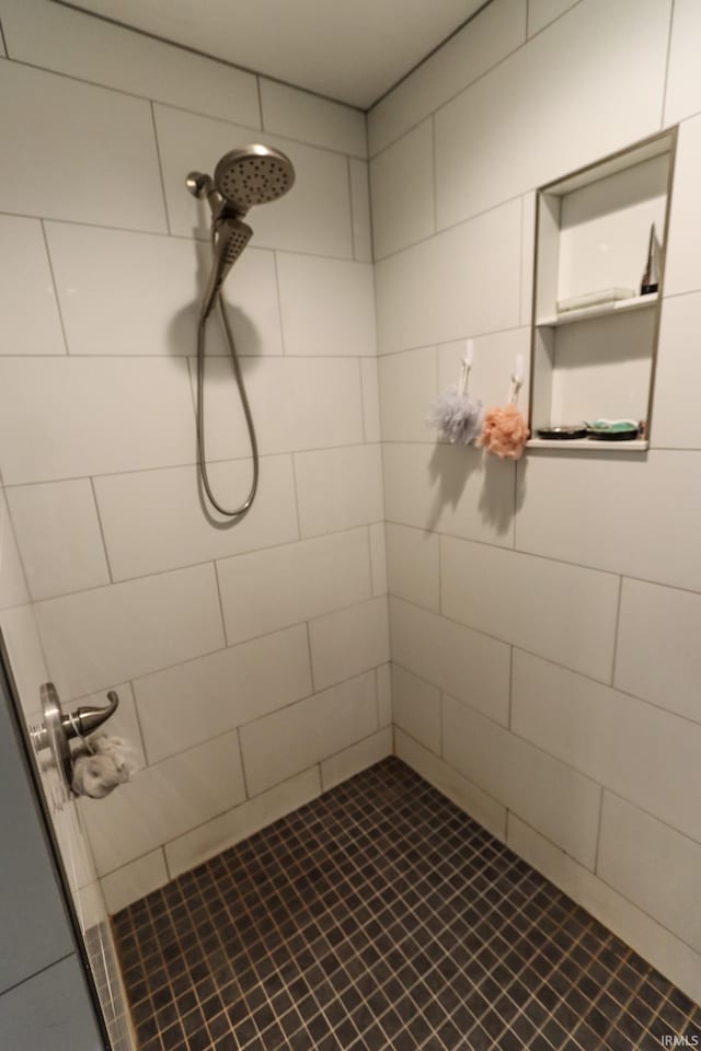 bathroom featuring tiled shower