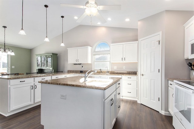 kitchen with sink, dark hardwood / wood-style floors, white range with electric stovetop, a kitchen island with sink, and ceiling fan with notable chandelier