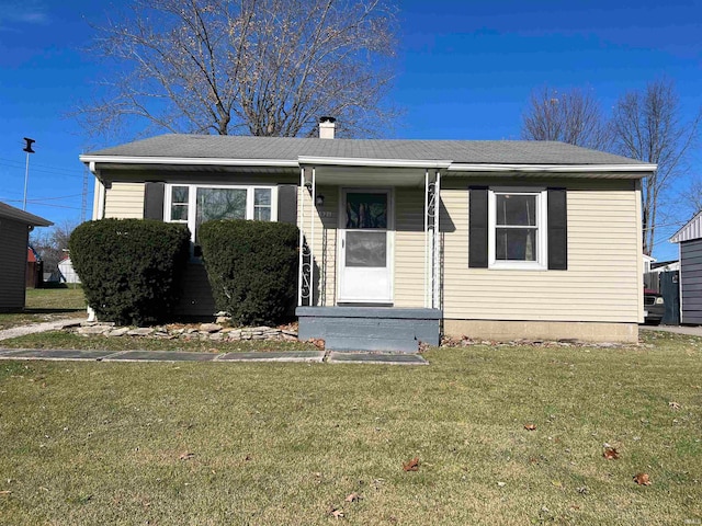 view of front facade featuring a front yard