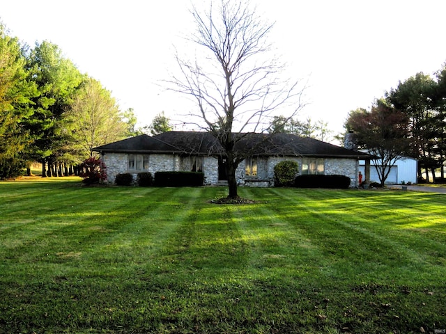 view of front of house featuring a front lawn