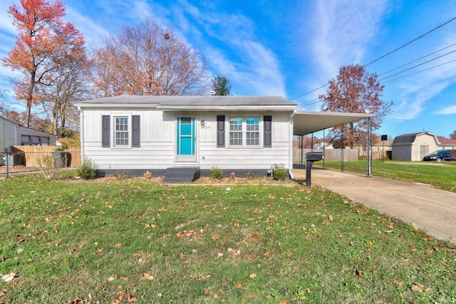 view of front of house featuring a carport and a front yard