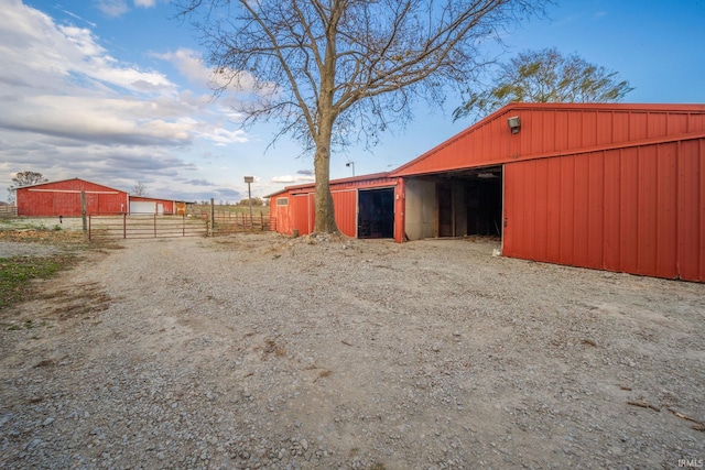 view of yard featuring an outbuilding