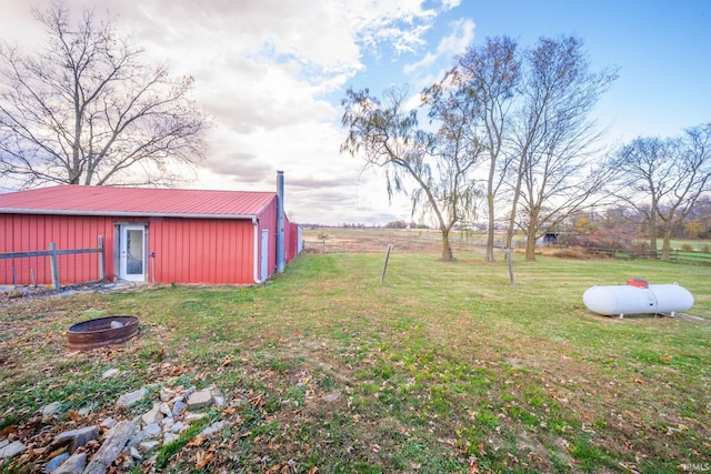 view of yard featuring an outbuilding