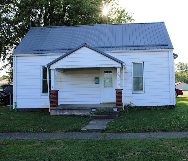 view of front of home featuring a front yard