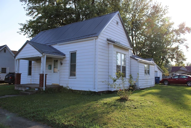 bungalow-style home featuring a front lawn