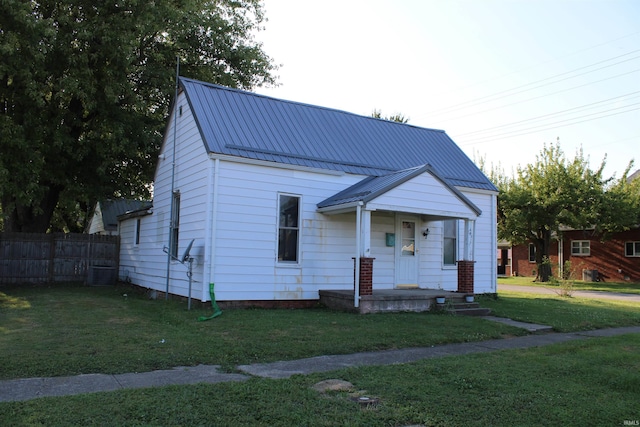 bungalow-style house featuring a front lawn