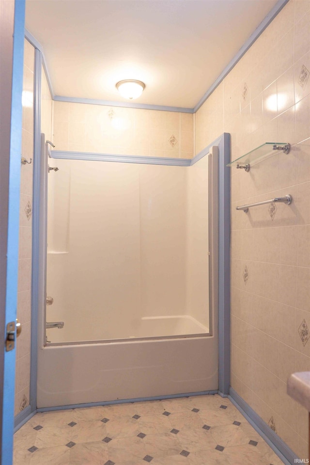 bathroom featuring tiled shower / bath combo