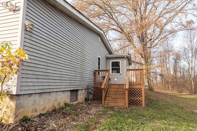 view of side of property featuring a yard