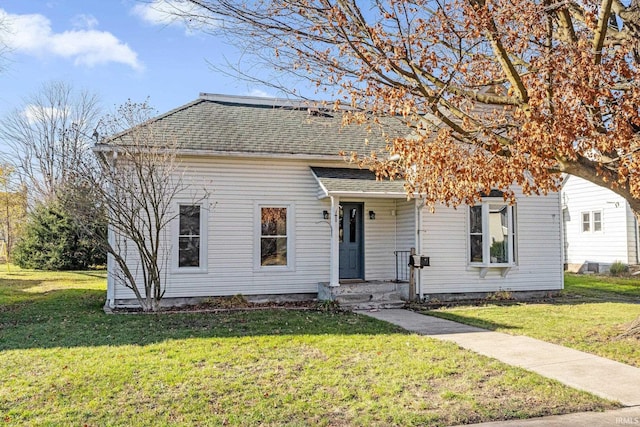 view of front of property featuring a front yard