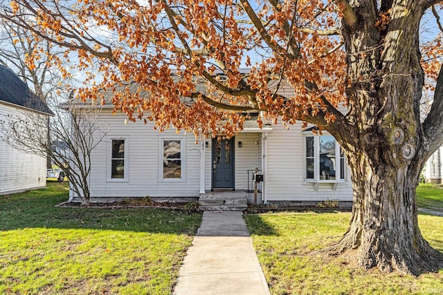 view of front of property with a front lawn