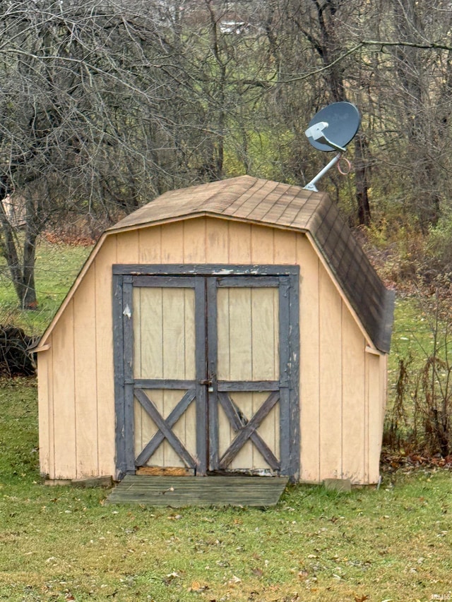 view of outbuilding featuring a lawn