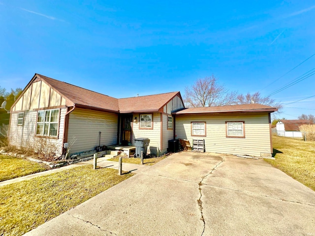 view of front of house featuring a front yard