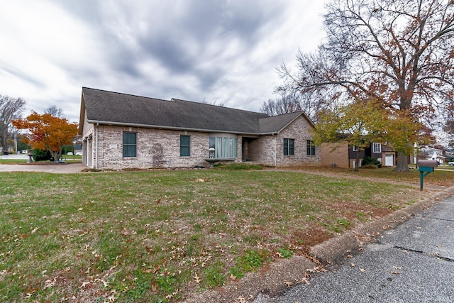 single story home with a front lawn