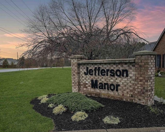 community / neighborhood sign featuring a yard