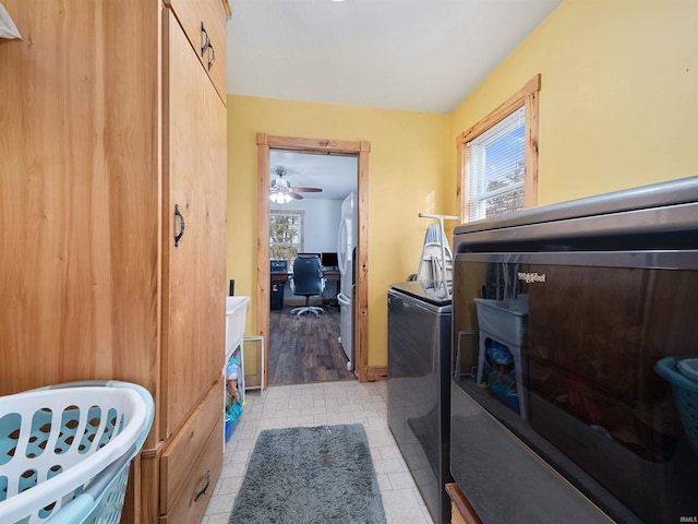 laundry room with ceiling fan, light tile patterned floors, and independent washer and dryer