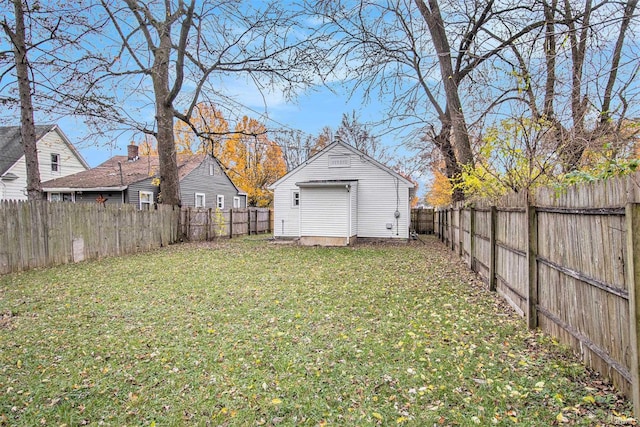 view of yard with an outbuilding