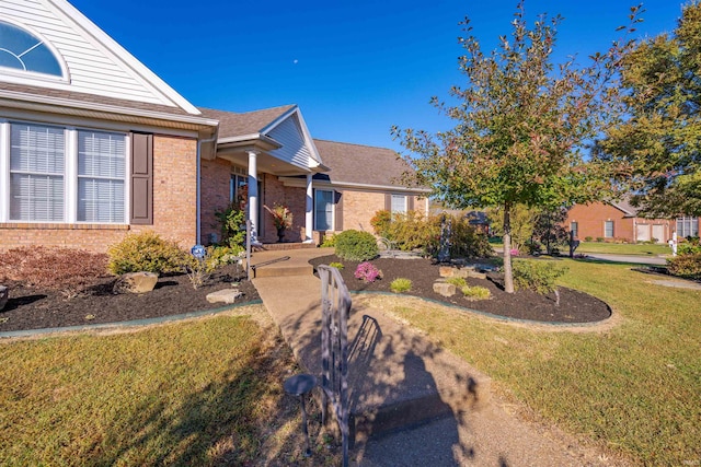 view of front of house featuring a front yard