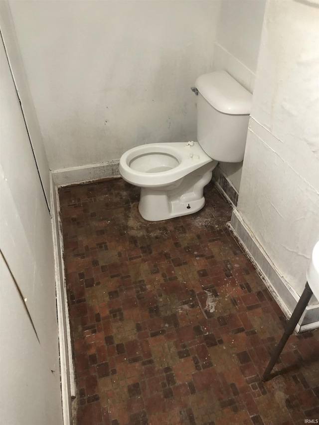 bathroom featuring toilet