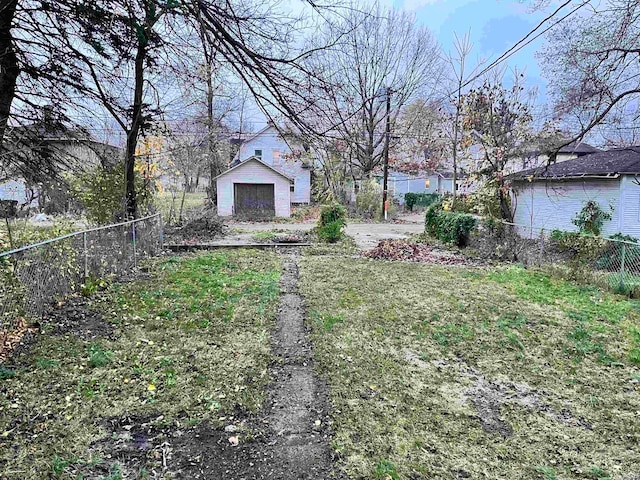 view of yard featuring an outdoor structure and a garage