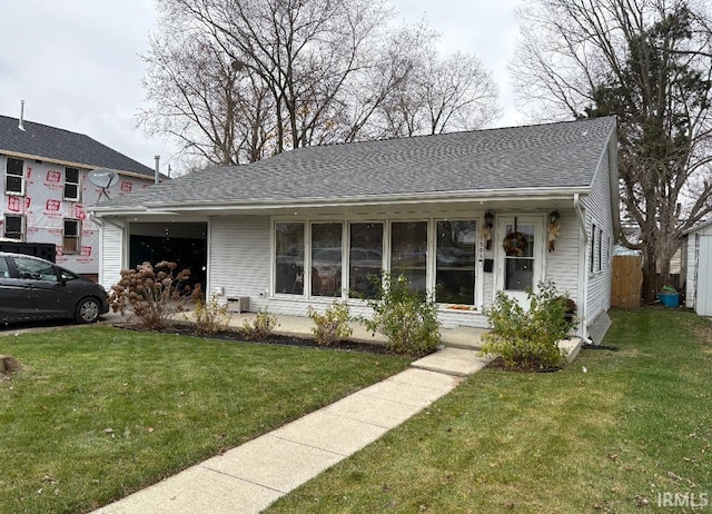 view of front of house featuring a front lawn