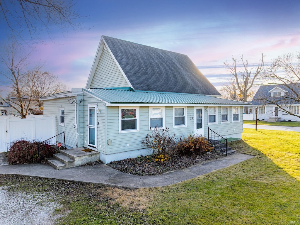 view of front of property featuring a yard