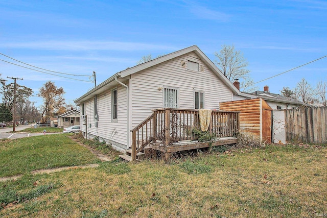 view of front of property featuring a wooden deck and a front lawn