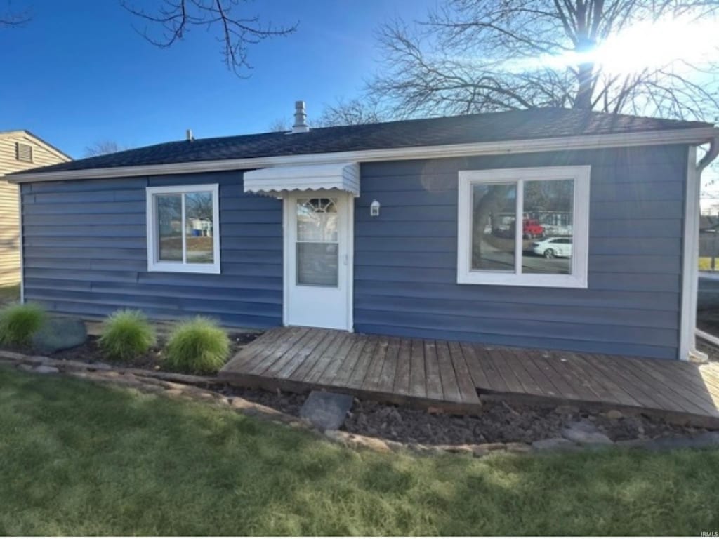 view of front of house with a front lawn