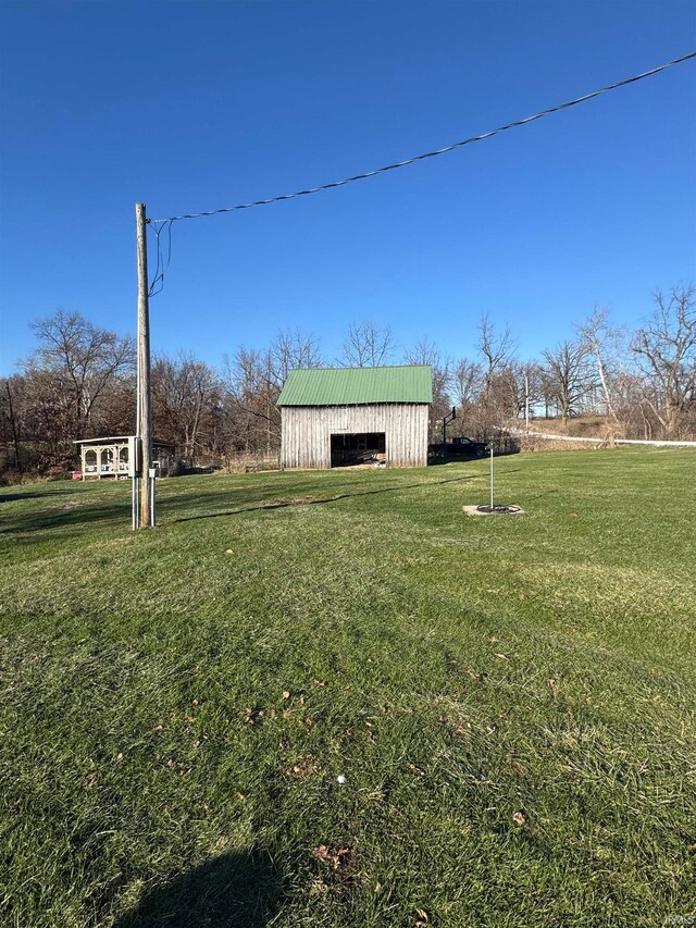 view of yard featuring an outbuilding