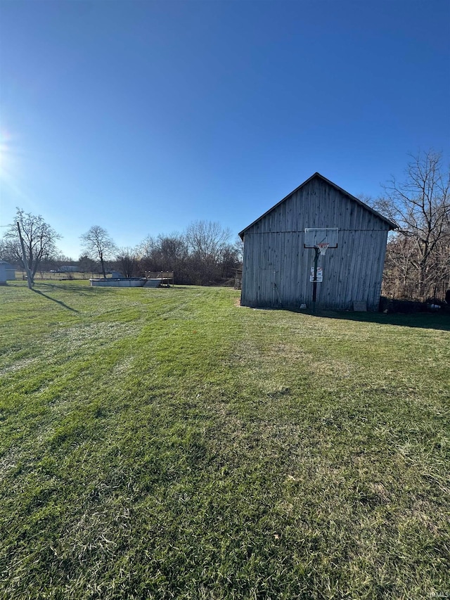 view of yard featuring an outbuilding